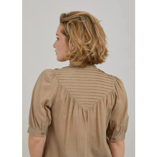 Coster Copenhagen Zandkleurige blouse met korte mouwen Zandkleurige blouse met korte mouwen  large