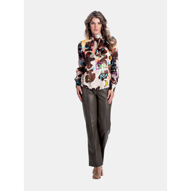 Mucho Gusto Blouse vinci met koeienprint en graffiti illustraties Blouse Vinci met Koeienprint en graffiti illustraties large
