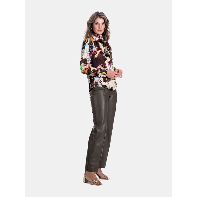 Mucho Gusto Blouse vinci met koeienprint en graffiti illustraties Blouse Vinci met Koeienprint en graffiti illustraties large