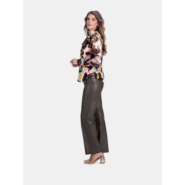 Mucho Gusto Blouse vinci met koeienprint en graffiti illustraties Blouse Vinci met Koeienprint en graffiti illustraties large