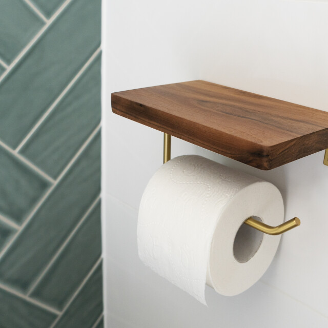QUVIO Toiletrolhouder metaal met telefoon plank donker hout + goud 1395506 large