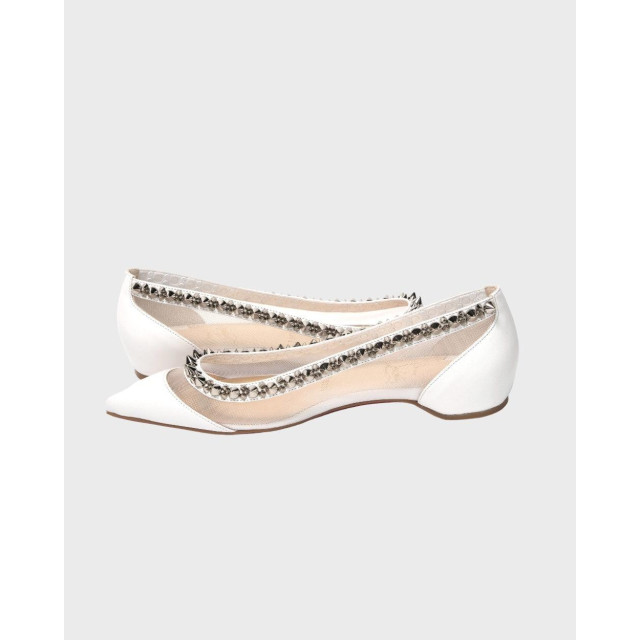 Christian Louboutin Dames schoen met metalen studs Christian Louboutin Wit Dames Schoen Met Metalen Studs large