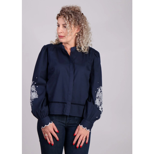 mbyM Donker blouse borduursels pauline Donkerblauwe blouse met bloemenborduursels Pauline  large