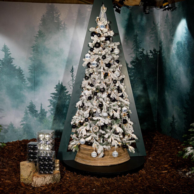 Excellent Trees ® led varberg green 150 cm kerstboom met sneeuw en verlichting 2005435 large