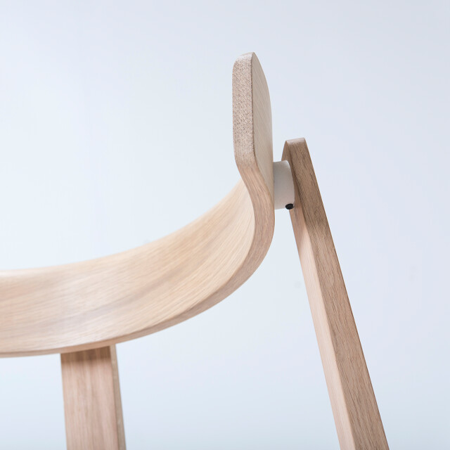 Gazzda Nora chair houten eetkamerstoel whitewash met licht kussen 2028651 large