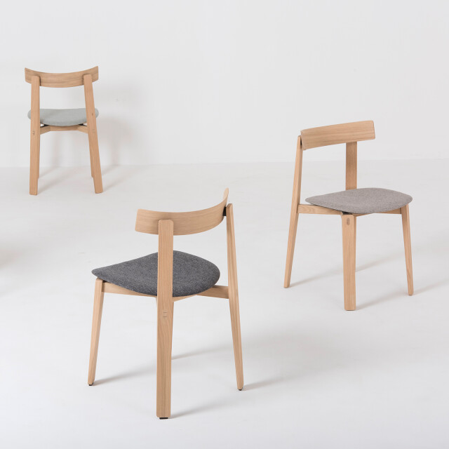 Gazzda Nora chair houten eetkamerstoel whitewash met licht kussen 2028651 large