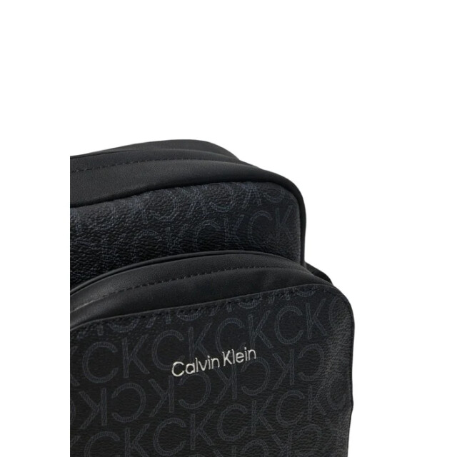 Calvin Klein Logo print reporter tas Calvin Klein Zwart Logo Print Reporter Tas large