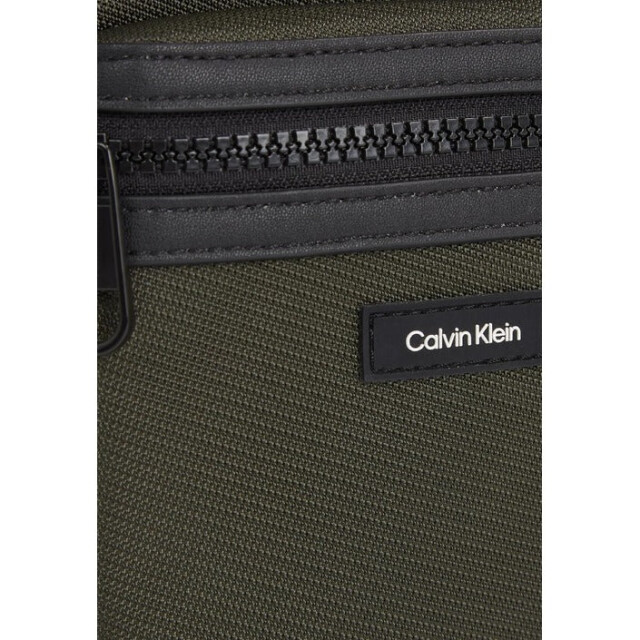 Calvin Klein Essential logo crossbody tas Calvin Klein Groen Essential Logo Crossbody Tas large