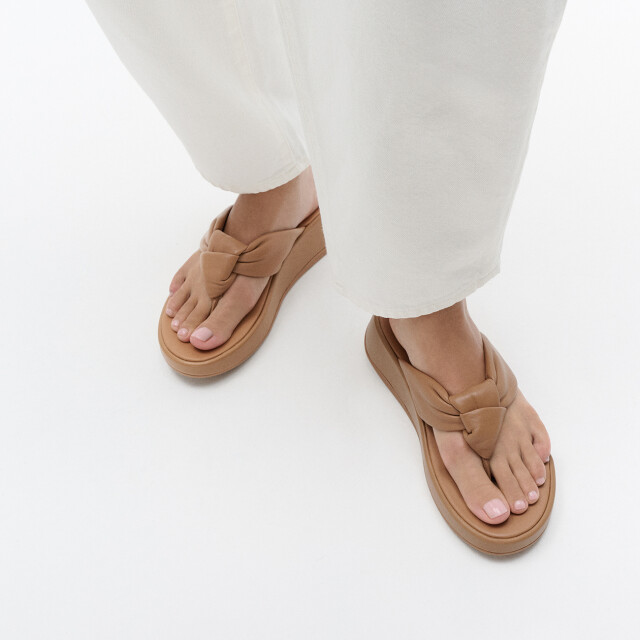 FitFlop F-mode knot soft-leather flatform toe-post sandals IY1 large