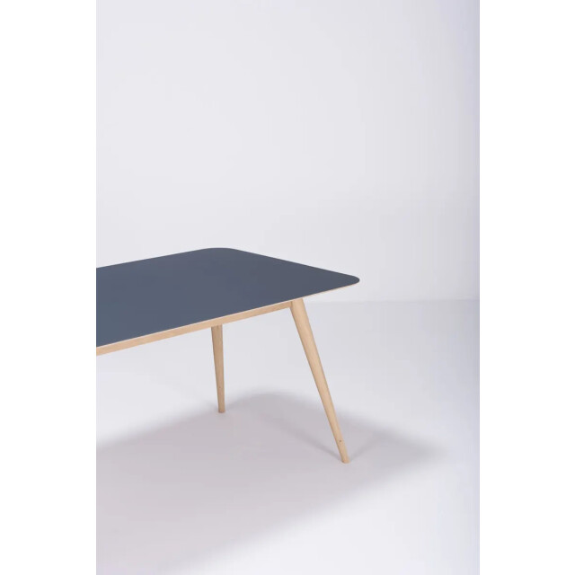 Gazzda Stafa table houten eettafel whitewash met linoleum tafelblad smokey blue 200 2333122 large