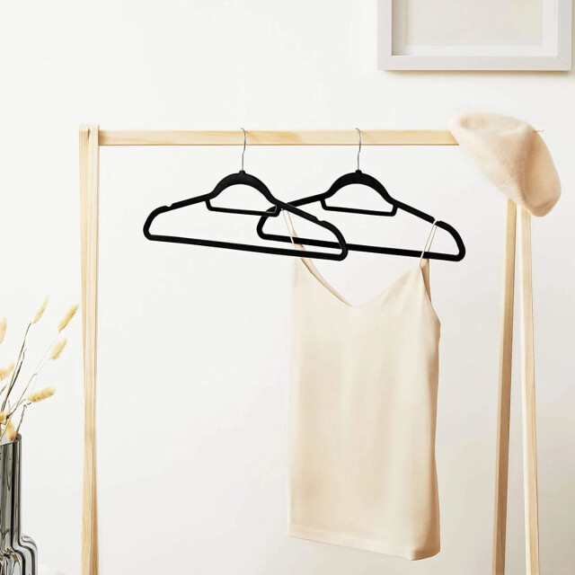 CaliCosy Set van 20 fluwelen zwarte hangers 2929468 large
