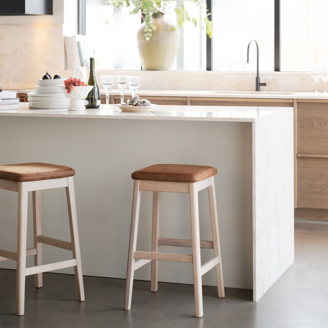 Rowico Home Livermore houten barkruk naturel 68 cm 3195758 large