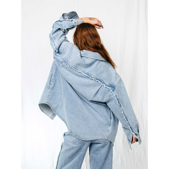 Catwalk Junkie Denim blouse met gerafelde details 2402031011 large