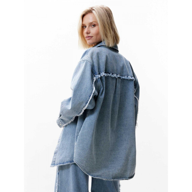 Catwalk Junkie Denim blouse met gerafelde details 2402031011 large
