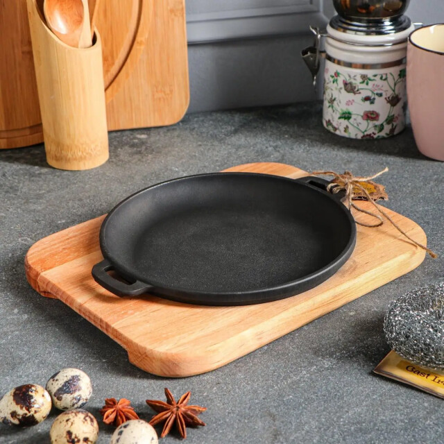Maysternya Gietijzeren serveerpan op houten plank ø 18 x 2,5 cm zwart 3192351 large