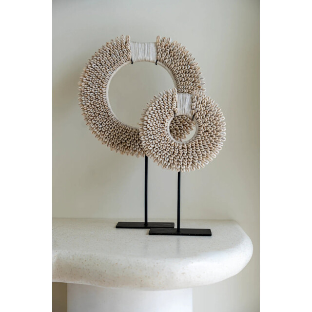 Bazar Bizar The papua shell disc on stand white m BA173W-M large