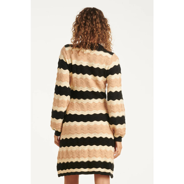 Smashed Lemon Damesgebreide jurk zand met golfpatroon pof... | 25527-999-720 large
