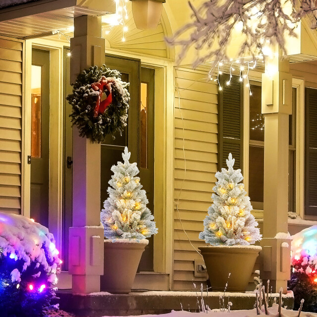 Homcom Set van 2 kerstbomen met led verlichting met prikpen 107 cm 3288026 large