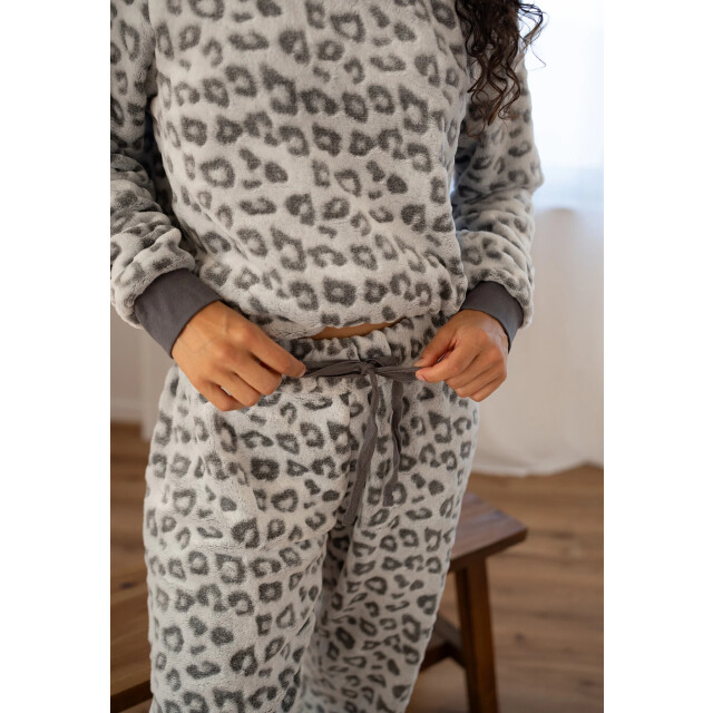 By Louise Dames huispak fleece broek + sweater grijs panterprint BL-6073-02 large By Louise Dames huispak fleece broek + sweater grijs panterprint BL-6073-02 large