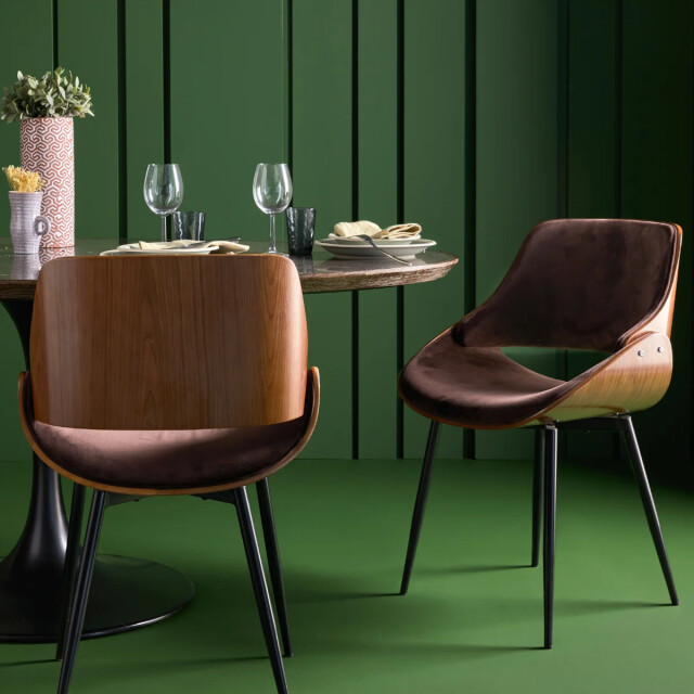 Signature Set van 4 stoelen met walnootafwerking en bruine fluwelen zitting mannix 2929606 large