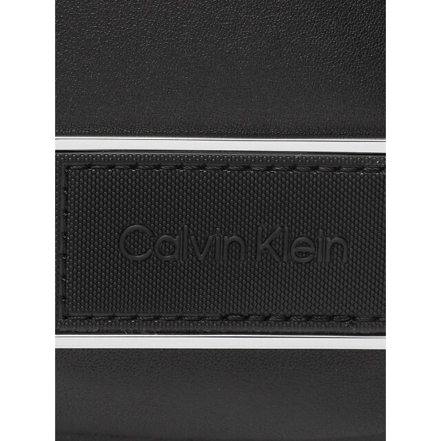 Calvin Klein Kruisbodytas met monogram UTNA1260_black large
