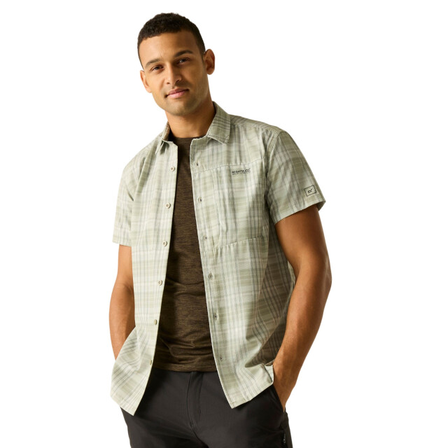 Regatta Heren geruit insectenwerend reisshirt met korte mouwen UTRG12569_lightsage large