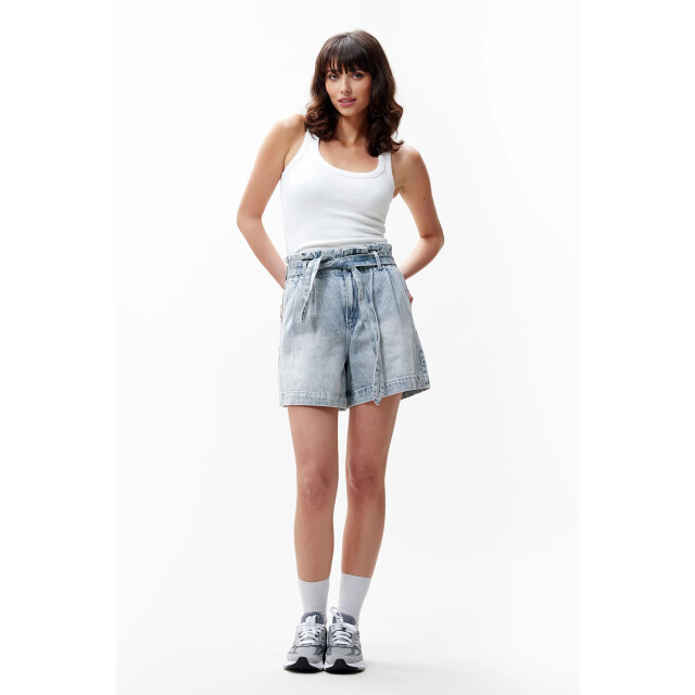 Catwalk Junkie 2302084401 denim shorts with a comfortable waist Denim shorts with a comfortable waist large