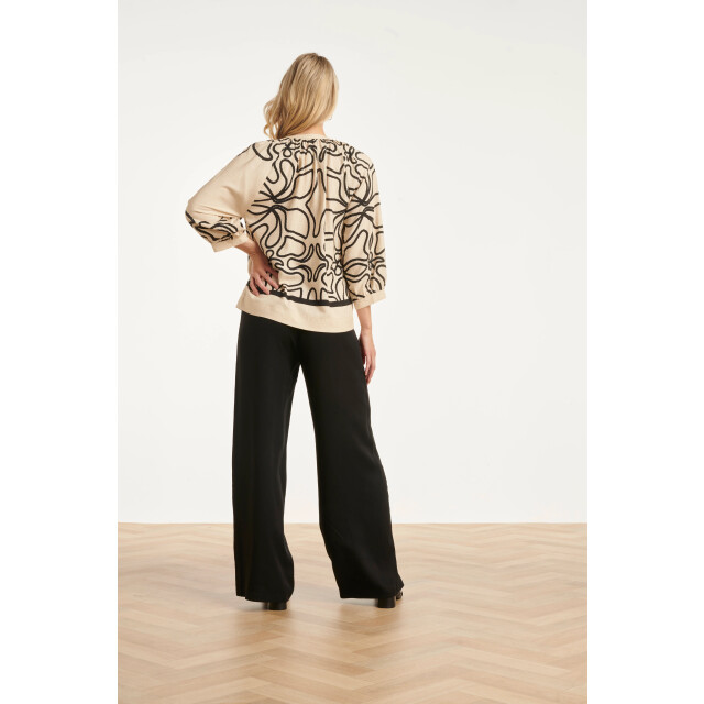 Smashed Lemon Crème blouse met zwart grafisch patroon | 8718679035361 large