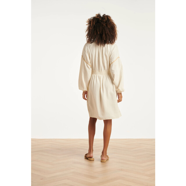 Smashed Lemon Off white jurk met gouden borduursels en taille elastiek | 8718679038669 large