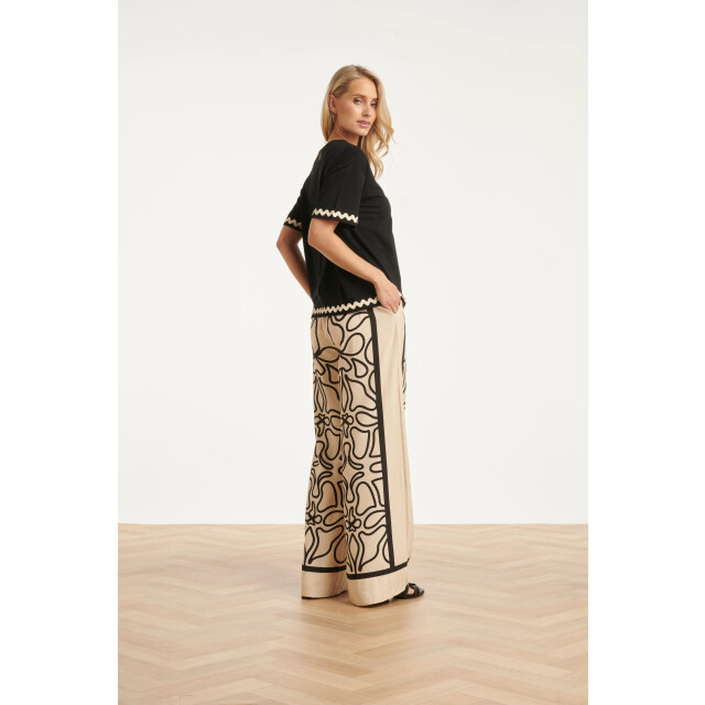 Smashed Lemon Crème wide leg broek met zwart grafisch patroon | 8718679035286 large