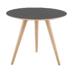 Gazzda Arp side table houten bijzettafel whitewash met linoleum tafelblad nero Ø 55 cm