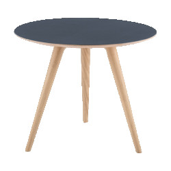 Gazzda Arp side table houten bijzettafel whitewash met linoleum tafelblad smokey blue Ø 55 cm